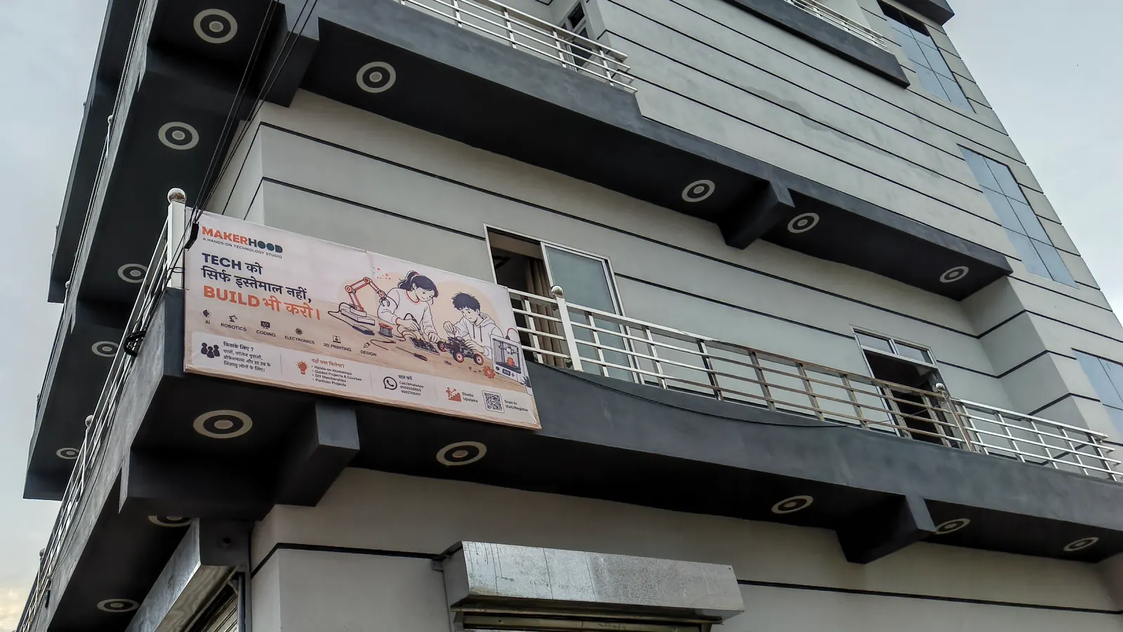 The building in Sadulpur where the Makerhood studio is located